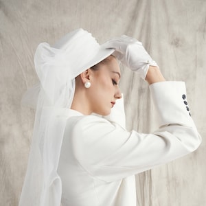 Korte hoge hoed bruid met strik van tule / platte hoge hoed bruiloft / minimalistisch bruidsaccessoire / cadeau voor bruid OOA29
