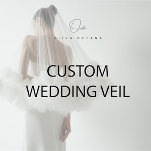 Pode incluir: Uma mulher vestindo um vestido de noiva branco e um véu longo e branco. O texto "CUSTOM WEDDING VEIL" está escrito em letras pretas sobre um fundo branco.