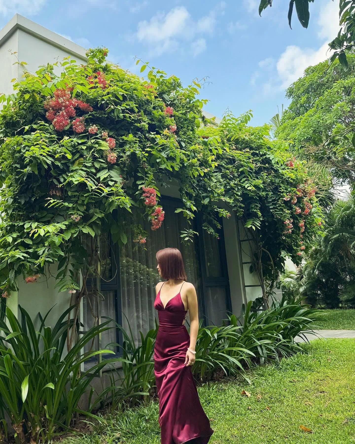 ワンピース FERRAGAMO FW24 Burgundy satin dress (13G199777578 OXBLOOD) Ferragamo Burgundy Satin Dress – LOZURI®