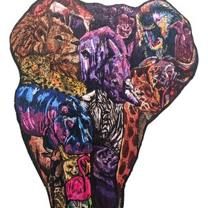 Puede incluir: Un rompecabezas de madera colorido que presenta una variedad de animales africanos, incluyendo un le&oacute;n, una cebra, una jirafa, un elefante, un gorila y un flamenco. Las piezas del rompecabezas est&aacute;n dispuestas en una forma &uacute;nica, que se asemeja a la cabeza de un elefante.