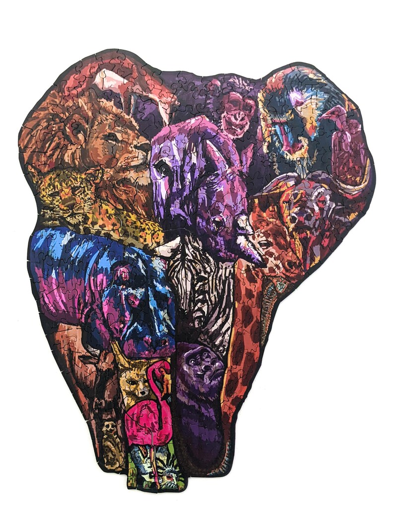 Puede incluir: Un rompecabezas de madera colorido que presenta una variedad de animales africanos, incluyendo un le&oacute;n, una cebra, una jirafa, un elefante, un gorila y un flamenco. Las piezas del rompecabezas est&aacute;n dispuestas en una forma &uacute;nica, que se asemeja a la cabeza de un elefante.