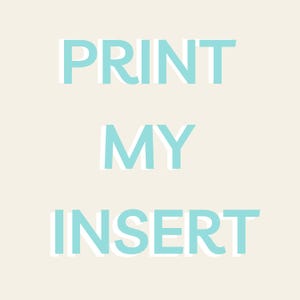 Pu&ograve; includere: Design grafico con le parole "PRINT MY INSERT" in azzurro con un contorno bianco. Il testo &egrave; centrato su uno sfondo color crema.