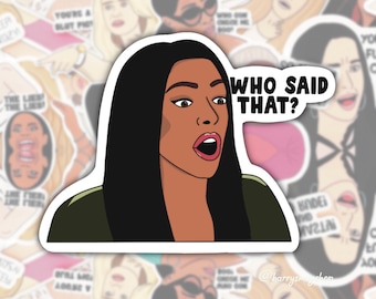 Puede incluir: Una pegatina con una ilustración de dibujos animados de una mujer con piel oscura y cabello negro largo. Tiene una expresión de sorpresa con la boca abierta. La pegatina tiene un borde blanco y el texto "WHO SAID THAT?" en negro.