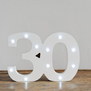 Numero LED luminoso 30 - Decorazione per il 30° compleanno di Up In Lights di Smiling Faces
