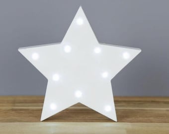 Estrella iluminada blanca con luces encendidas