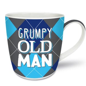 Könnte beinhalten: Eine weiße Keramiktasse mit einem blauen und grauen Argyle-Muster. Die Tasse hat einen schwarzen Henkel und trägt die Aufschrift "GRUMPY OLD MAN" in weißen Buchstaben.