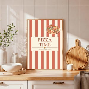 Könnte beinhalten: Ein rechteckiger Wandkunstdruck mit vertikalen roten und cremefarbenen Streifen. In der Mitte steht der Text PIZZA TIME mit einem kleinen Pizzastück-Symbol darunter, gefolgt von den Wörtern GOOD FOOD ITALY VINO. Oben ist eine Pizza abgebildet.