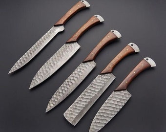 Ensemble de couteaux de chef de couteau de cuisine de Damas faits à la main de 5 pièces avec des lames de marque de forgeage et un rouleau de cuir, couteau de chef personnalisé, couteaux de cuisine