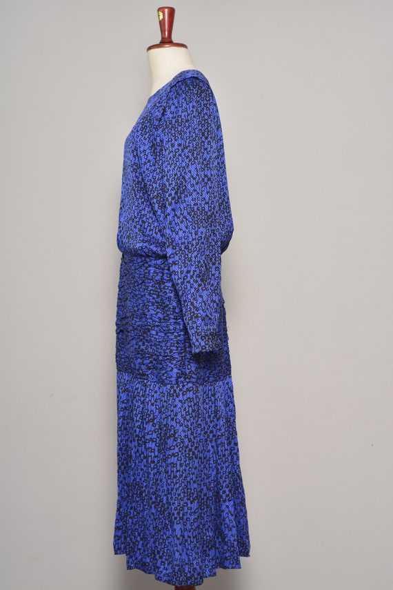 Size 10 to 12 | 70s Draped Abstract Blue Silk Dre… - image 3