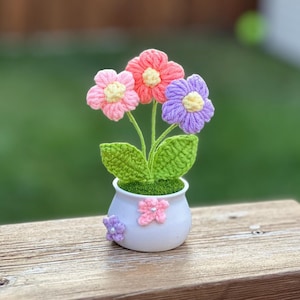 Gehäkelter gestrickter Blumentopf, niedlicher handgemachter Blumenstrauß, Wohnkultur Housewarming Geschenk für Sie, künstliche Blume für Desktop, Auto