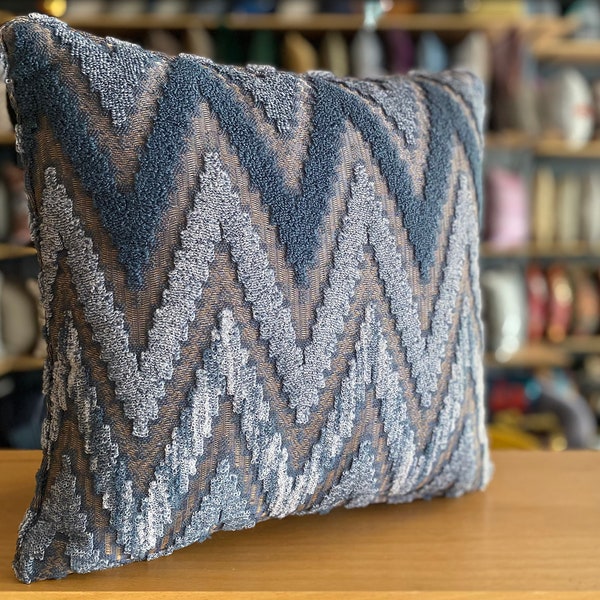 Funda de cojín decorativa de lujo, funda de almohada de tiro de lino Chevron azul y gris, Euro Sham de lino, funda de almohada de algodón en zigzag, regalo de bienvenida