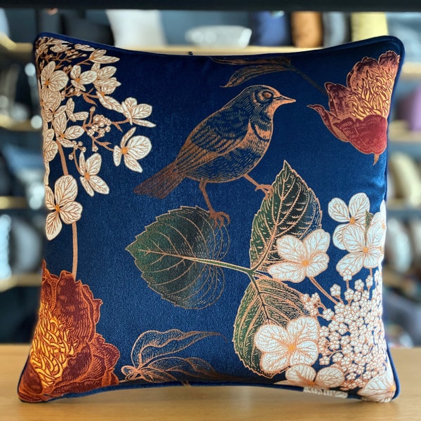 Housse de coussin en velours bleu oiseau floral élégant avec bords passepoilés, oreiller cottage chic, décoration de maison de campagne française, plusieurs tailles