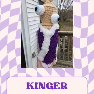 Puede incluir: Una figura de ganchillo hecha a mano con grandes ojos saltones y una parte superior en forma de corona. La figura es de color beige, con una capa morada y blanca. El texto "KINGER Crochet Pattern" se muestra debajo.