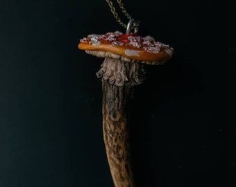 MUSHROOM ANTLER NECKLACE, Raw Antler Necklace, Trendy Necklace, Witchy Necklace, Minimalist Amanita Muscaria Fungi, Novelty Necklace, Alter