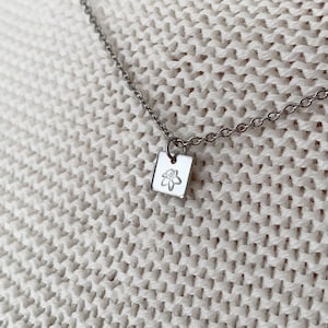 Collier à breloques initiale personnalisée Carré | Collier d'initiales personnalisées estampées à la main | Amitié | Cadeau d'anniversaire | Cadeaux pour elle