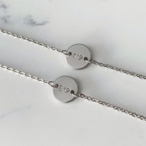 DOS pulseras con dijes iniciales personalizados / Letras personalizadas estampadas a mano / Parejas a juego / Regalos para ella y él / Cumpleaños / Pulsera grabada