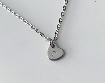 Personligt hjärtformat initialhalsband med skiva | Elegant handstämplat bokstavssmycke | Födelsedag | Presenter till henne, honom, par, årsdag