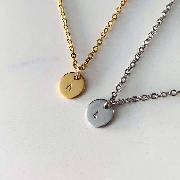 DOS collares personalizados disco de encanto inicial de oro rosa de plata / estampado a mano personalizado / regalos para ella él collar de parejas a juego / cumpleaños