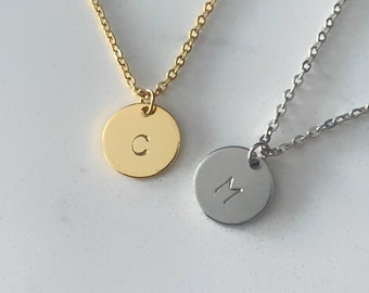 TVÅ personliga initialhalsband, silverguld, stor skiva | Anpassat handstämplat | Gåvor till henne, honom, matchande parhalsband, födelsedag