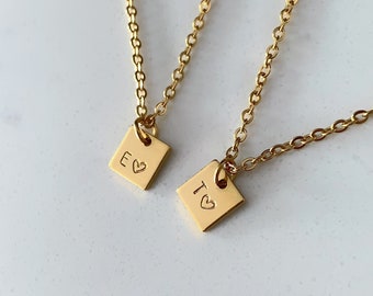 DEUX colliers personnalisés avec initiales en argent et or rose | Estampée à la main personnalisée | Cadeaux pour elle et lui Collier pour couple assorti | Anniversaire