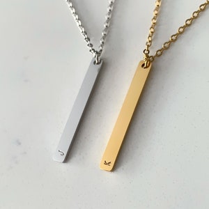 Dos collares personalizados con barra fina y inicial / Regalo para ella y él / Collar personalizado con letras a juego y estampado a mano para parejas, grabado para cumpleaños