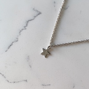 Collier disque à breloques initiale étoile personnalisé | Lettres personnalisées estampées à la main | Anniversaire | Cadeaux pour elle et lui en couple | Amour d'anniversaire