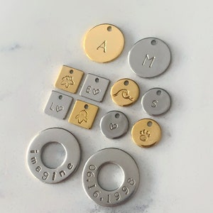 Pendentif à breloques initiale personnalisée | de disque monogramme personnalisé estampé à la main | Collier Bracelet Bâtiment | Breloques initiales en argent et or rose