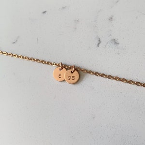 Collar personalizado de dos iniciales / Encantos de monograma de doble letra estampados a mano personalizados / 2 iniciales múltiples / Regalo grabado para ella y su mamá