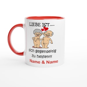 Könnte beinhalten: Weiße Keramiktasse mit rotem Rand. Die Tasse zeigt eine Comic-Illustration eines älteren Paares, das rote Herzballons hält. Der Text auf der Tasse lautet "Liebe ist... sich gegenseitig zu helfen!!! Name & Name".