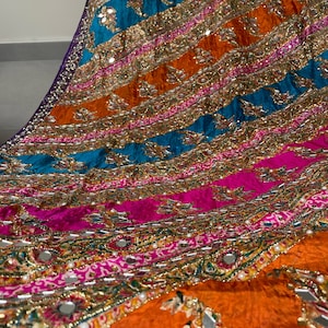 Bunte handgemachte mehndi Dupatta mit Spiegel.