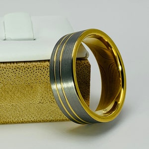 Heren trouwring, 8 mm wolfraam minimalistische ring in zilver en goud.