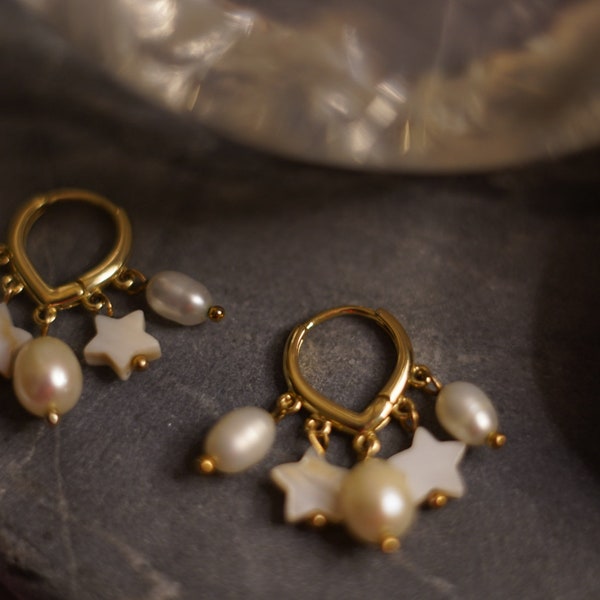 14k gold plated ear hoops with natural pearls and mother of pearl /créoles avec des perles d'eau douce et du nacre