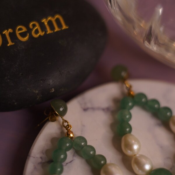 Créoles en pierres semi précieuses et perles d'eau douce / creoles earrings with semi precious stones and pearls