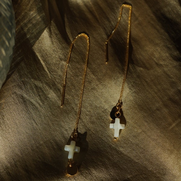 Boucles d'oreilles traversantes avec croix nacrés / Pending earrings with cross in mother of pearl