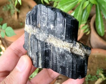 Surowy czarny turmalin, kryształ czarnego turmalinu, surowy czarny turmalin, szorstki turmalin, surowy turmalin, surowy kryształ czarnego turmalinu