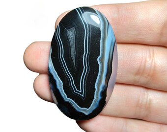 Gema solta de ágata preta natural com faixas, cabochão. Linda ágata natural de design exclusivo, ideal para confecção de joias, trabalhos com arame, etc.