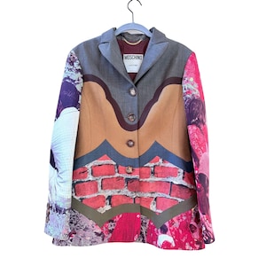 Blazer de Moschino Couture de principios de los años 90 con estampado de trampantojo tipo collage de fotografías.