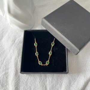 Pulsera de plata de ley chapada en oro de 18 quilates con delicadas piedras preciosas verdes imagen 9