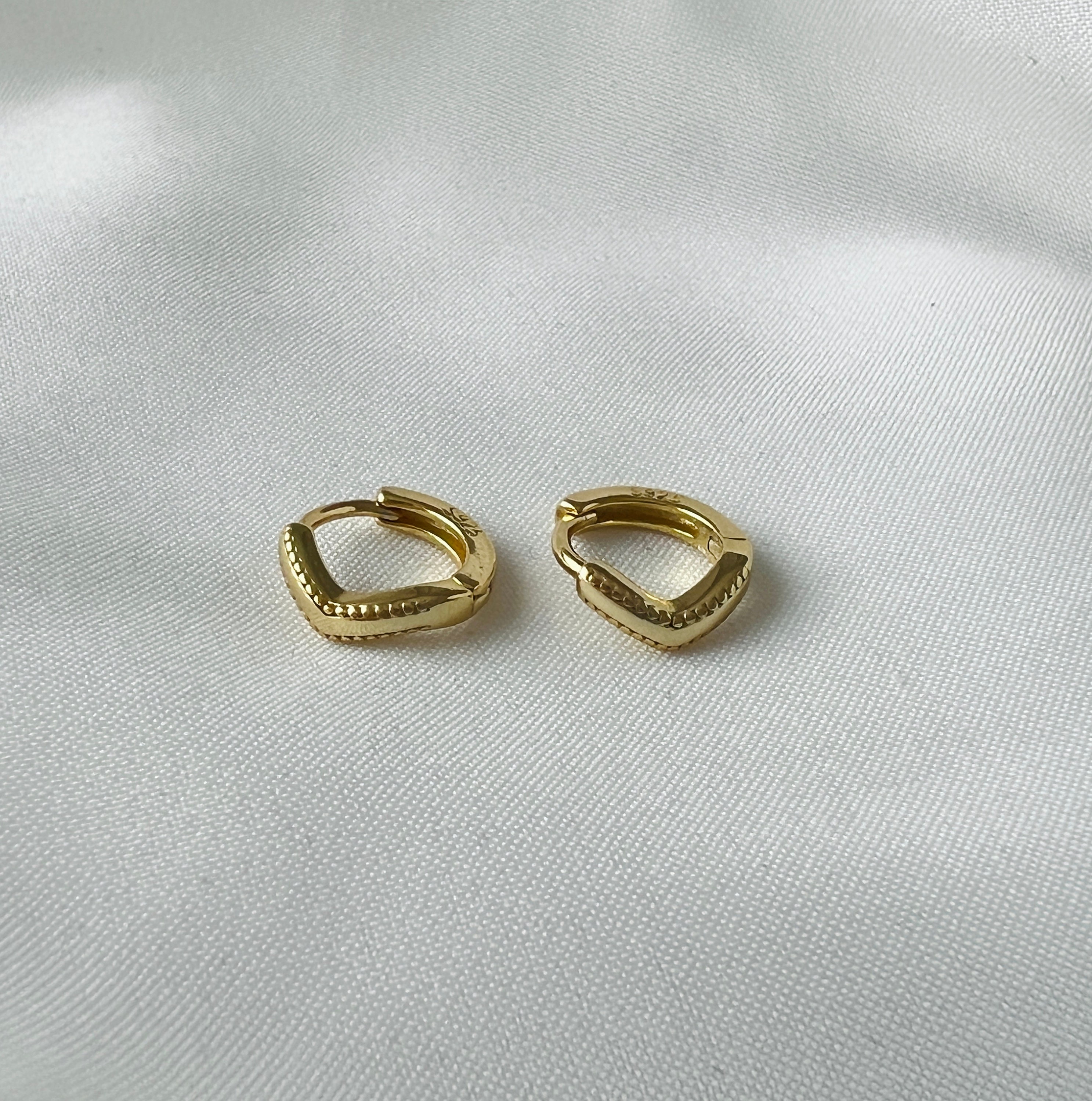 Vincy V-Shape Hoop Earrings 18K Gold/Silver – Oblession