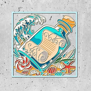 Puede incluir: Una botella de vidrio azul con un tapón de corcho que contiene un trozo de papel enrollado. La botella está rodeada de conchas marinas, algas y una ola.