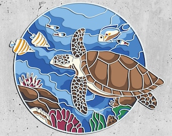 Pode incluir: Uma ilustração colorida de uma tartaruga marinha nadando no oceano. A tartaruga é marrom com uma carapaça verde e está cercada por água azul, recifes de coral e peixes coloridos.