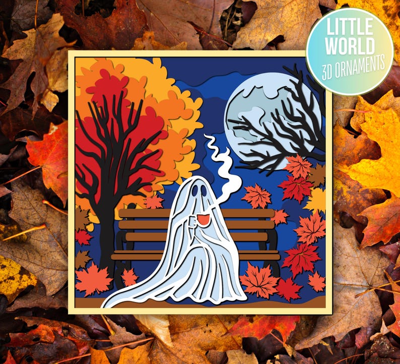 Pu&ograve; includere: Un ornamento di carta 3D che rappresenta un fantasma seduto su una panchina in un ambiente boschivo autunnale. Il fantasma indossa un lenzuolo bianco e tiene una tazza di caff&egrave;. Il bosco &egrave; pieno di foglie colorate e una luna piena pende nel cielo.