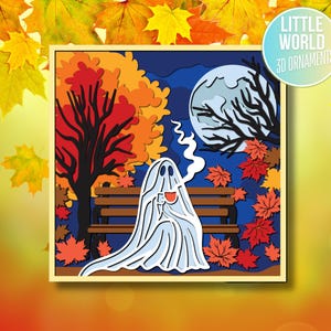 Pu&ograve; includere: Un fantasma bianco seduto su una panchina di legno in un ambiente boschivo. Il fantasma tiene una tazza rossa e ci sono foglie autunnali colorate intorno alla panchina. La luna &egrave; visibile sullo sfondo.