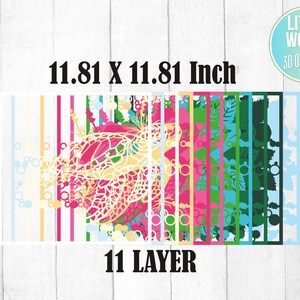 Op de afbeelding: Een 11,81 x 11,81 inch, 11-laags papierkunstig ontwerp van een kleurrijke zeeschildpad met bubbels. Het ontwerp bestaat uit lagen papier die worden uitgesneden en samengevoegd om een 3D-model te maken. Het ontwerp is perfect voor papierkunstliefhebbers en iedereen die van zeeschildpadden houdt.