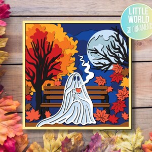 Pu&ograve; includere: Un fantasma bianco seduto su una panchina di legno in un ambiente boschivo. Il fantasma tiene una tazza rossa e sullo sfondo c'&egrave; una luna piena. Le foglie sugli alberi sono rosse, arancioni e gialle.