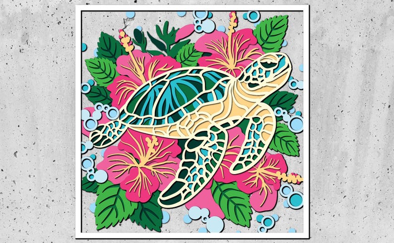Op de afbeelding: Een kleurrijk papieren uitsnijwerk van een zeeschildpad die door een veld van roze hibiscusbloemen zwemt. De schildpad is groen, blauw en geel, en de bloemen zijn roze met gele centra.