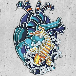Può includere: Un cuore umano ritagliato in carta blu e viola con un pesce koi giallo e arancione che nuota al suo interno. Il pesce è circondato da onde ritagliate in carta bianca.