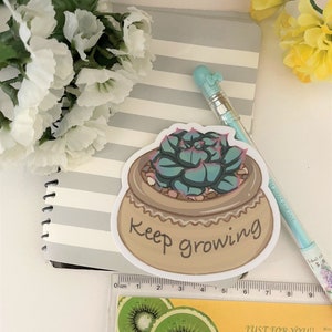 Calcomanía de vinilo Echeveria suculenta en maceta azul/verde azulado de 3" resistente al agua y a la intemperie. ¡A los amantes de las plantas les encanta seguir creciendo!