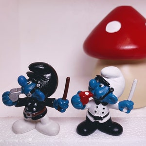 2.0123VAR02-03_From the Blue Smurfs Variation Collection- 2 Vintage Peyo Schleich 20123 Policeman Smurf Figures Schtroumpf Toy