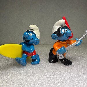 OCEAN-0204_Set of 2 Vintage Pre-owned Generic Smurf Figures 20120 Frogman 20137 Surfer Schleich Smurfs Schtroumpf Figurine